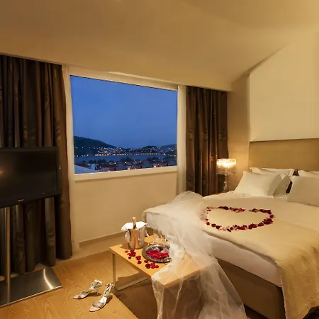 Chloe Luxury Hotel 3*