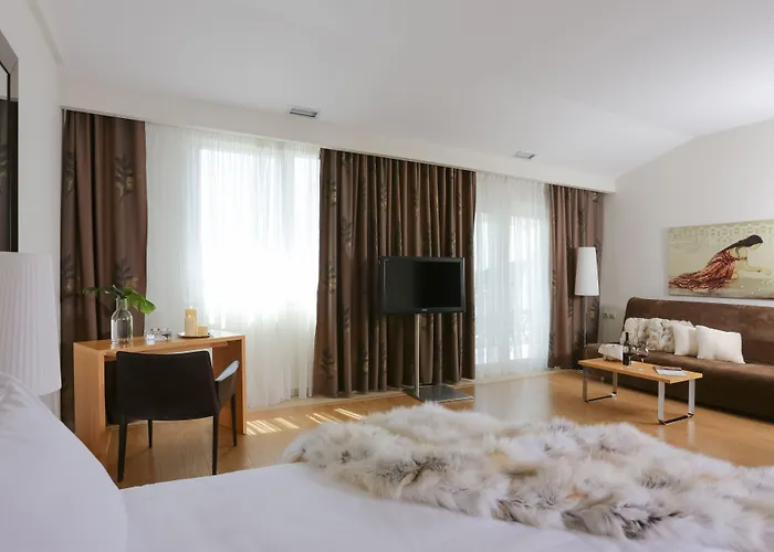 Chloe Luxury 卡斯托里亚